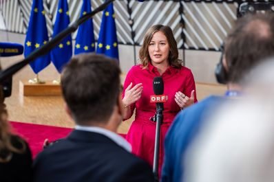 Am 22. September reiste Bundesministerin Claudia Bauer nach Br&uuml;ssel und nahm am Rat f&uuml;r &bdquo;Allgemeine Angelegenheiten&ldquo; der Europ&auml;ischen Union teil. Im Bild beim Doorstep.