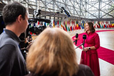 Am 22. September reiste Bundesministerin Claudia Bauer nach Br&uuml;ssel und nahm am Rat f&uuml;r &bdquo;Allgemeine Angelegenheiten&ldquo; der Europ&auml;ischen Union teil. Im Bild beim Doorstep.