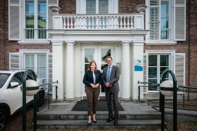 Am 24. September 2026 reiste Bundesministerin Claudia Bauer (l.) zu einem Arbeitsbesuch in die Niederlande. Im Bild beim Besuch des Clingendael Institut mit Martijn Pluim (r.) dem Leiter der Clingendael Akademie.