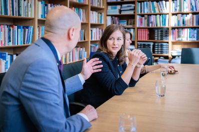 Am 24. September 2026 reiste Bundesministerin Claudia Bauer (m.) zu einem Arbeitsbesuch in die Niederlande. Im Bild beim Besuch des Clingendael Institut.