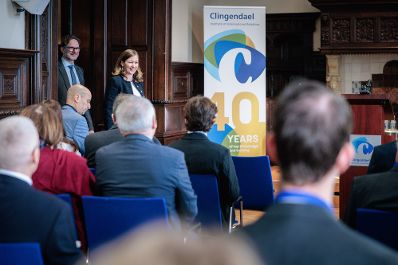 Am 24. September 2026 reiste Bundesministerin Claudia Bauer (2.v.l.) zu einem Arbeitsbesuch in die Niederlande. Im Bild beim Besuch des Clingendael Institut mit Martijn Pluim (l.) dem Leiter der Clingendael Akademie.