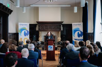 Am 24. September 2026 reiste Bundesministerin Claudia Bauer (m.) zu einem Arbeitsbesuch in die Niederlande. Im Bild bei einem Vortag am Clingendael Institut.