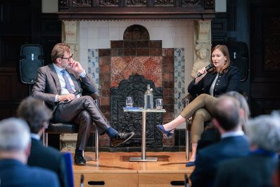 Am 24. September 2026 reiste Bundesministerin Claudia Bauer (r.) zu einem Arbeitsbesuch in die Niederlande. Im Bild bei einer Podiumsdiskussion am Clingendael Institut mit Martijn Pluim (l.) dem Leiter der Clingendael Akademie.