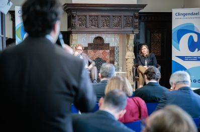 Am 24. September 2026 reiste Bundesministerin Claudia Bauer (r.) zu einem Arbeitsbesuch in die Niederlande. Im Bild bei einer Podiumsdiskussion am Clingendael Institut mit Martijn Pluim (2.v.l.) dem Leiter der Clingendael Akademie.