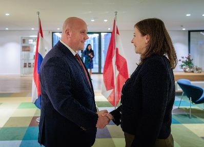 Am 24. September 2026 reiste Bundesministerin Claudia Bauer (r.) zu einem Arbeitsbesuch in die Niederlande. Im Bild mit Thierry Aartsen (l.) Minister f&uuml;r Arbeit und Partizipation.