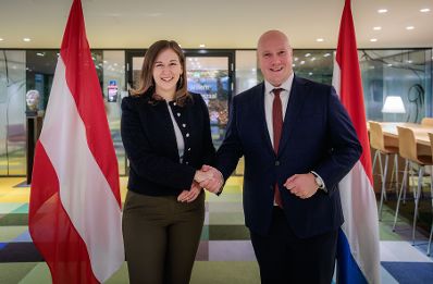 Am 24. September 2026 reiste Bundesministerin Claudia Bauer (l.) zu einem Arbeitsbesuch in die Niederlande. Im Bild mit Thierry Aartsen (r.) Minister f&uuml;r Arbeit und Partizipation.