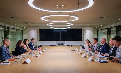 Am 24. September 2026 reiste Bundesministerin Claudia Bauer (2.v.l.) zu einem Arbeitsbesuch in die Niederlande. Im Bild bei einem Arbeitsgespr&auml;ch mit Thierry Aartsen (3.v.r.) Minister f&uuml;r Arbeit und Partizipation.