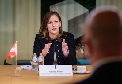 Am 24. September 2026 reiste Bundesministerin Claudia Bauer (l.) zu einem Arbeitsbesuch in die Niederlande. Im Bild bei einem Arbeitsgespr&auml;ch mit Thierry Aartsen (r.) Minister f&uuml;r Arbeit und Partizipation.