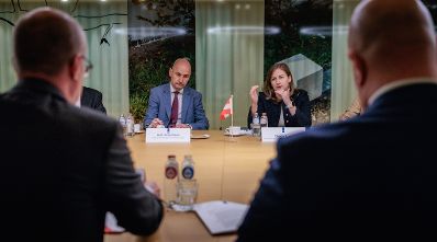 Am 24. September 2026 reiste Bundesministerin Claudia Bauer (2.v.r.) zu einem Arbeitsbesuch in die Niederlande. Im Bild bei einem Arbeitsgespr&auml;ch mit Thierry Aartsen (r.) Minister f&uuml;r Arbeit und Partizipation.