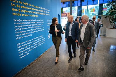 Am 24. September 2026 reiste Bundesministerin Claudia Bauer (l.) zu einem Arbeitsbesuch in die Niederlande. Im Bild bei einem Besuch von dem Integrationsprojekt DZB Leiden.
