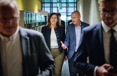 Am 24. September 2026 reiste Bundesministerin Claudia Bauer (l.) zu einem Arbeitsbesuch in die Niederlande. Im Bild bei einem Besuch von dem Integrationsprojekt DZB Leiden.