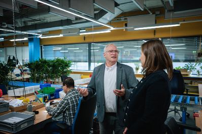Am 24. September 2026 reiste Bundesministerin Claudia Bauer (r.) zu einem Arbeitsbesuch in die Niederlande. Im Bild bei einem Besuch von dem Integrationsprojekt DZB Leiden.