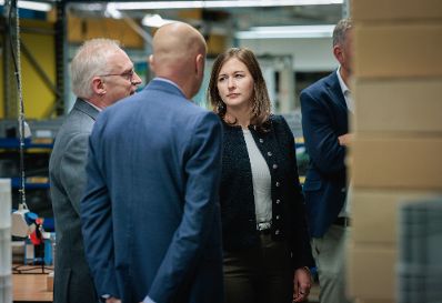 Am 24. September 2026 reiste Bundesministerin Claudia Bauer (2.v.r.) zu einem Arbeitsbesuch in die Niederlande. Im Bild bei einem Besuch von dem Integrationsprojekt DZB Leiden.