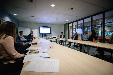 Am 24. September 2026 reiste Bundesministerin Claudia Bauer (r.) zu einem Arbeitsbesuch in die Niederlande. Im Bild bei einem Besuch von dem Integrationsprojekt DZB Leiden.