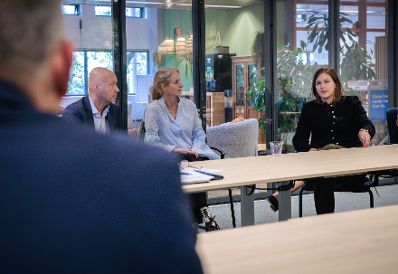 Am 24. September 2026 reiste Bundesministerin Claudia Bauer (r.) zu einem Arbeitsbesuch in die Niederlande. Im Bild bei einem Besuch von dem Integrationsprojekt DZB Leiden.
