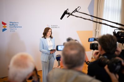 Am 29. September 2026 lud Bundesministerin Claudia Bauer (im Bild) zur Westbalkan-Konferenz 2026 ins Bundeskanzleramt.