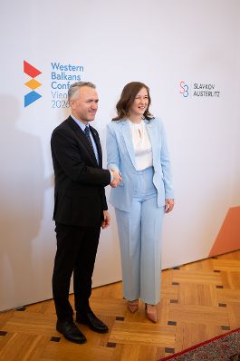 Am 29. September 2026 lud Bundesministerin Claudia Bauer (r.) zur Westbalkan-Konferenz 2026 ins Bundeskanzleramt. Im Bild mit dem Chefunterh&auml;ndler bei der Europ&auml;ischen Union der Republik Kosovo, Jeton Zulfaj (l.).