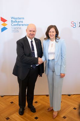 Am 29. September 2026 lud Bundesministerin Claudia Bauer (r.) zur Westbalkan-Konferenz 2026 ins Bundeskanzleramt. Im Bild mit dem amtsf&uuml;hrenden Sekret&auml;r des Ministeriums f&uuml;r ausw&auml;rtige Angelegenheiten von Bosnien und Herzegowina, Edin Dilberović (l.).