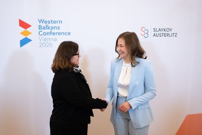 Am 29. September 2026 lud Bundesministerin Claudia Bauer (r.) zur Westbalkan-Konferenz 2026 ins Bundeskanzleramt. Im Bild mit der tschechischen Staatssekret&auml;rin Milena Hrdinkov&agrave; (l.).