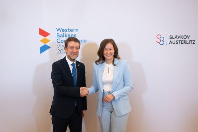 Am 29. September 2026 lud Bundesministerin Claudia Bauer (r.) zur Westbalkan-Konferenz 2026 ins Bundeskanzleramt. Im Bild mit dem Europaminister von Albanien, Ferit Hoxha (l.).