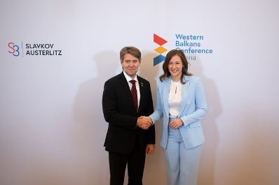 Am 29. September 2026 lud Bundesministerin Claudia Bauer (r.) zur Westbalkan-Konferenz 2026 ins Bundeskanzleramt. Im Bild mit dem slowakischen Staatssekret&auml;r Marek E&scaron;tok (l.).