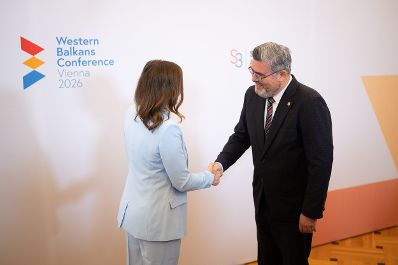 Am 29. September 2026 lud Bundesministerin Claudia Bauer (l.) zur Westbalkan-Konferenz 2026 ins Bundeskanzleramt. Im Bild mit dem Europaminister von Europaminister von Serbien, Nemanja Starovic (r.).