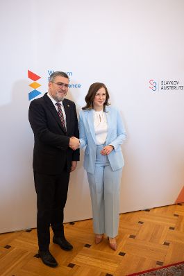 Am 29. September 2026 lud Bundesministerin Claudia Bauer (r.) zur Westbalkan-Konferenz 2026 ins Bundeskanzleramt. Im Bild mit dem Europaminister von Europaminister von Serbien, Nemanja Starovic (l.).