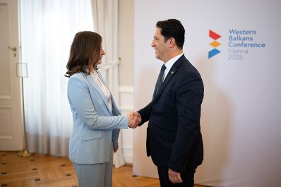 Am 29. September 2026 lud Bundesministerin Claudia Bauer (l.) zur Westbalkan-Konferenz 2026 ins Bundeskanzleramt. Im Bild mit dem Europaminister von Nordmazedonien, Bekim Sali (r.).