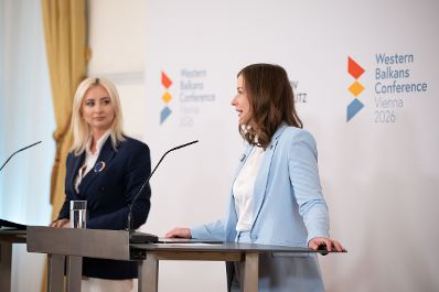 Am 29. September 2026 lud Bundesministerin Claudia Bauer (r.) zur Westbalkan-Konferenz 2026 ins Bundeskanzleramt. Im Bild bei der gemeinsamen Pressekonferenz mit der Europaministerin von Montenegro, Majda Gorcevic (l.).