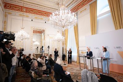 Am 29. September 2026 lud Bundesministerin Claudia Bauer (r.) zur Westbalkan-Konferenz 2026 ins Bundeskanzleramt. Im Bild bei der gemeinsamen Pressekonferenz mit der Europaministerin von Montenegro, Majda Gorcevic (l.).