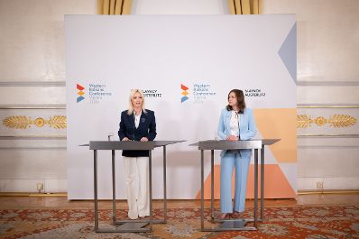 Am 29. September 2026 lud Bundesministerin Claudia Bauer (r.) zur Westbalkan-Konferenz 2026 ins Bundeskanzleramt. Im Bild bei der gemeinsamen Pressekonferenz mit der Europaministerin von Montenegro, Majda Gorcevic (l.).