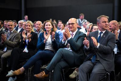 Am 1. Oktober 2026 nahm Bundesministerin Claudia Bauer (m.l.) am 72. &Ouml;sterreichischen Gemeindetag in Salzburg teil. Im Bild mit Vizekanzler Andreas Gabler (r.).