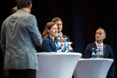 Am 1. Oktober 2026 nahm Bundesministerin Claudia Bauer (m.) am 72. &Ouml;sterreichischen Gemeindetag in Salzburg teil. Im Bild mit Staatssekret&auml;r Alexander Pr&ouml;ll (m.r.).
