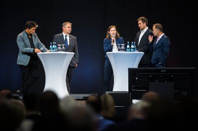Am 1. Oktober 2026 nahm Bundesministerin Claudia Bauer (3.v.r.) am 72. &Ouml;sterreichischen Gemeindetag in Salzburg teil. Im Bild gemeinsam mit Vizekanzler Andreas Gabler (2.v.l.) und Staatssekret&auml;r Alexander Pr&ouml;ll (2.v.r.).