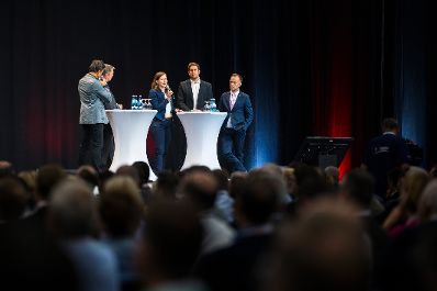 Am 1. Oktober 2026 nahm Bundesministerin Claudia Bauer (m.) am 72. &Ouml;sterreichischen Gemeindetag in Salzburg teil. Im Bild gemeinsam mit Vizekanzler Andreas Gabler (2.v.l.) und Staatssekret&auml;r Alexander Pr&ouml;ll (2.v.r.).