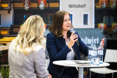 Am 1. Oktober 2026 nahm Bundesministerin Claudia Bauer (m.) am 72. &Ouml;sterreichischen Gemeindetag in Salzburg teil.
