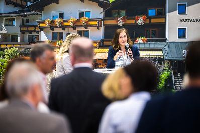 Am 1. Oktober 2026 nahm Bundesministerin Claudia Bauer (m.r.) am 72. &Ouml;sterreichischen Gemeindetag in Salzburg teil.