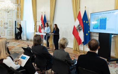 Am 8. Oktober 2026 gab Bundesministerin Claudia Bauer (l.) gemeinsam mit Manuela Lenk (r.), der fachstatistischen Generaldirektorin von Statistik Austria, eine Pressekonferenz zur Pr&auml;sentation des Monitoringberichts zur elementaren Bildung 2025/26.