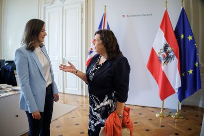 Am 8. Oktober 2026 empfing Bundesministerin Claudia Bauer (l.) die Sondergesandte Gro&szlig;britanniens f&uuml;r den Westbalkan, Karen Pierce (r.) zu einem Gespr&auml;ch.