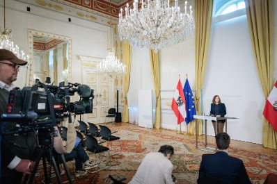 Am 9. Oktober 2026 gab Bundesministerin Claudia Bauer (r.) eine Pressekonferenz zum Thema der aktuellen Zivildienst-Zahlen.