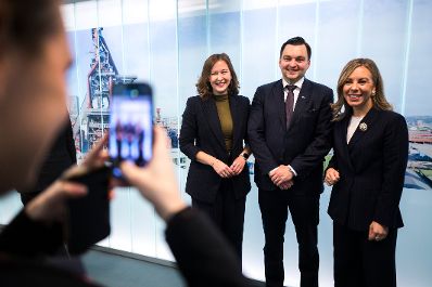 Am 13. Oktober 2026 reiste Bundesministerin Claudia Bauer (l.) zu einem Arbeitsbesuch nach Luxemburg und nahm am Rat f&uuml;r &bdquo;Allgemeine Angelegenheiten&ldquo; der Europ&auml;ischen Union teil. Im Bild mit dem finnischen Minister Joakim Strand (m.) und der schwedischen Ministerin Jessica Rosencrantz (r.).