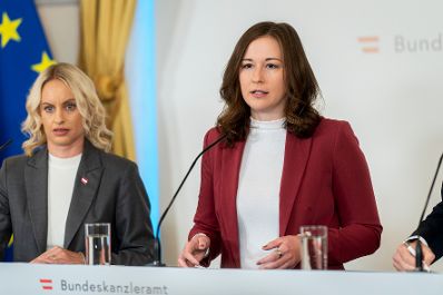 Am 20. Oktober 2026 gab Bundesministerin Claudia Bauer (r.) gemeinsam mit Staatssekret&auml;rin Michaela Schmidt (l.) und NEOS-Kapitalmarktsprecher Christoph Pramhofer eine Pressekonferenz zu dem Thema Zukunftsdepot.