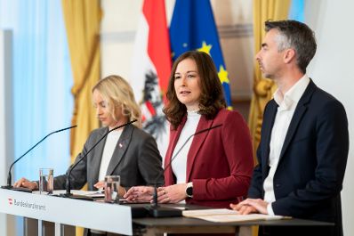 Am 20. Oktober 2026 gab Bundesministerin Claudia Bauer (m.) gemeinsam mit Staatssekret&auml;rin Michaela Schmidt (l.) und NEOS-Kapitalmarktsprecher Christoph Pramhofer (r.) eine Pressekonferenz zu dem Thema Zukunftsdepot.