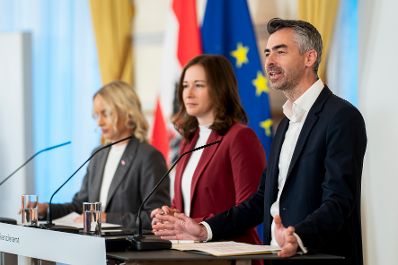 Am 20. Oktober 2026 gab Bundesministerin Claudia Bauer (m.) gemeinsam mit Staatssekret&auml;rin Michaela Schmidt (l.) und NEOS-Kapitalmarktsprecher Christoph Pramhofer (r.) eine Pressekonferenz zu dem Thema Zukunftsdepot.