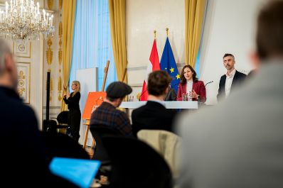 Am 20. Oktober 2026 gab Bundesministerin Claudia Bauer (l.) gemeinsam mit Staatssekret&auml;rin Michaela Schmidt und NEOS-Kapitalmarktsprecher Christoph Pramhofer (r.) eine Pressekonferenz zu dem Thema Zukunftsdepot.