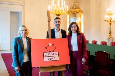 Am 20. Oktober 2026 gab Bundesministerin Claudia Bauer (r.) gemeinsam mit Staatssekret&auml;rin Michaela Schmidt (l.) und NEOS-Kapitalmarktsprecher Christoph Pramhofer (m.) eine Pressekonferenz zu dem Thema Zukunftsdepot.