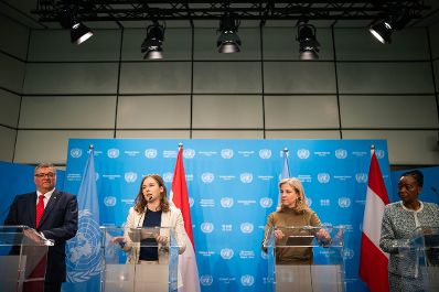 Am 21. Oktober 2026 nahmen (v.l.n.r.) Staatssekret&auml;r J&ouml;rg Leichtfried, Bundesministerin Claudia Bauer, Bundesministerin Beate Meinl-Reisinger und die Generaldirektorin der Vereinten Nationen in Wien Monica Juma am Pressefoyer nach dem Ministerrat im Vienna International Center teil.