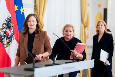 Am 22. Oktober 2026 nahmen Bundesministerin Claudia Plakolm (l.), Bundesministerin Korinna Schumann (m.) und Bundesministerin Beate Meinl-Reisinger (r.) an einer Pressekonferenz zur Sozialhilfe teil.
