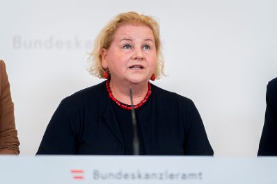 Am 22. Oktober 2026 nahmen Bundesministerin Claudia Plakolm, Bundesministerin Korinna Schumann (im Bild) und Bundesministerin Beate Meinl-Reisinger an einer Pressekonferenz zur Sozialhilfe teil.