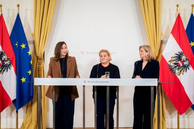 Am 22. Oktober 2026 nahmen Bundesministerin Claudia Plakolm (l.), Bundesministerin Korinna Schumann (m.) und Bundesministerin Beate Meinl-Reisinger (r.) an einer Pressekonferenz zur Sozialhilfe teil.